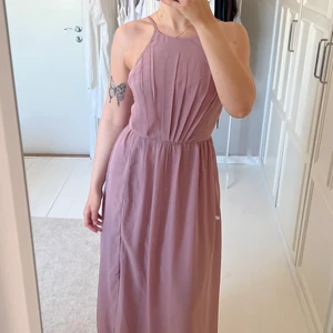 Balklänning  - Säljer denna jättefina balklänning från Bubbleroom. Endast använd 1 gång. Storlek 34 och passar mig perfekt som är 34/36 i vanliga fall. Den är uppsydd för att passa mig perfekt i längden som är 165cm. Skriv om du vill ha mer bilder🤍köparen står för frakten 