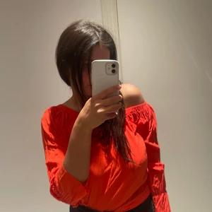 Oranga blus i storlek 34.  - En jättefin blus som passar bra med allting. 