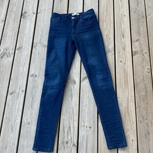 Lewis jeans  - Lewis jeans som är använda typ två gånger. Super fina men används inte då de är lite för små. Sitter fint i midjan och på rumpan. Köparen står för frakten!