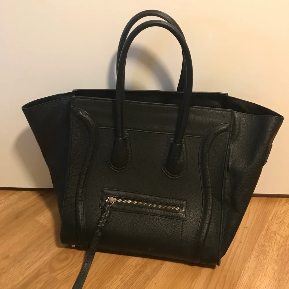 Handväska med bra plats för ex datorn. Även ett innerfack med dragkedja. Färg: svart. Väskor.