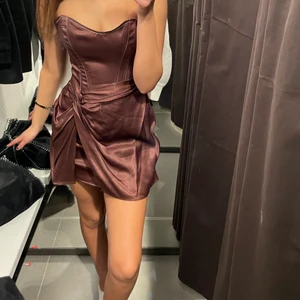 Zara klänning  - Sjukt snygg zara klänning💙 aldrig använd så fint skick! Passar jätte bra året om. 