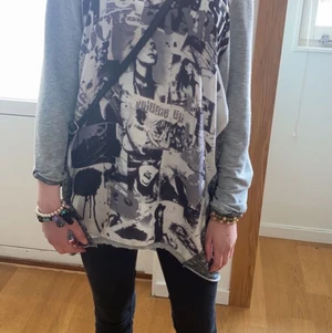 Tröja och väska - En tröja i storlek M-L säljs separat. Väskan för 30kr och tröjan för 80kr