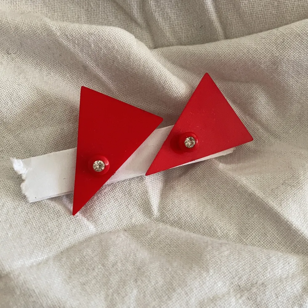 Jättesnygga triangulära röda örhängen med en diamant i mitten!! Köpta på second hand men aldrig använda! :). Accessoarer.