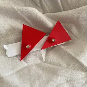 Jättesnygga triangulära röda örhängen med en diamant i mitten!! Köpta på second hand men aldrig använda! :)