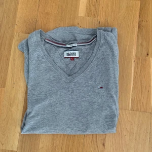 Tommy hilfiger t-shirt  - Snygg t-shirt från Tommy hilfiger. Den är i ett bra skick. Köparen står för frakt 