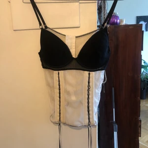 Super fin korsett i storlek M/S ｡･:*:･ﾟ☆ - Köpte den på en secondhandbutik i Göteborg och har använt den väldigt få gånger 
