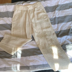 Linne byxor från H&M - Byxorna är från H&M och är nästan inte använda och är därför till salu. Byxorna är super fina och sitter super fint på. Köparen står för frakten! 