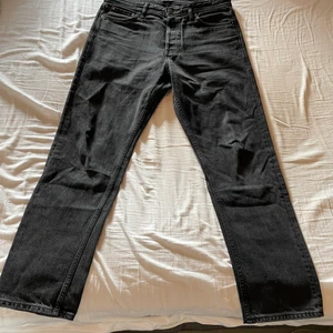 Jack & Jones loose fit jeans - Säljer ett par snygga loose fit jeans från Jack & jones med en lite mer tvättad svart färg som passar vid alla tillfällen! Skicket är 8/10 och kan passa någon med 31-32 i midjan! Nypris 500 kr. Kontakta mig vid frågor eller annat! 