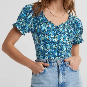 Blommig topp - Topp från Ginatricot. Använd fåtal gånger.