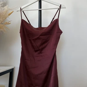 Brun sidenklänning - Jättefin brun sidenklänning i st XS. Endast använd 1 gång. 