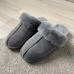 Tofflor - Tofflor i märket Axelda, storlek 40. Använda fåtal gånger så som nya!!!! Köpta för 549kr