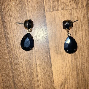 Örhängen  - Ett par fina örhängen från jag tror det är Glitter🥰 62 kr inklusive frakt ❤️ Betalas via swish❤️ Skriv till mig vid intresse eller frågor❤️