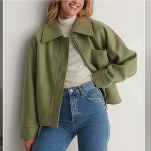 Grön zara jacka  - Säljer nu denna nästintill oanvända jacka från zara som är så så snygg🖤 sitter snyggt på och är i en så snygg grön färg🖤 liknadr jackan från NAKD🖤 är i storlek M men sitter snyggt på mig som vanligtvis har S🖤 väldigt använd bar då den funkar nästan året runt🖤 säljer då jag har andra jackor jag använder mer🖤 kan skicka flera bilder privat🖤