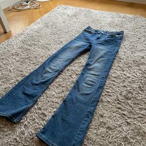 Ett par super snygga blåa jeans i storlek 164 men passar på 168 enligt mig! Gå in på min profil för att hitta likadana jeans fast i svart istället! De är super snygga och trendendiga säljer pga att de är för små. Det personen på bilden som har på sig jeansen är de förstora på men aaaa. 💗💗