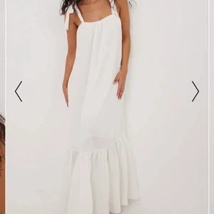 Maxiklänning lojsan  - Väldigt stretchig. Skulle säga att denna kan passa en 36 så som en 40/42 beroende på hur man vill den ska sitta. Kollar intresset innan jag skickar tillbaka den. Om fler är intresserade får man buda. Köparen står för frakten 😊