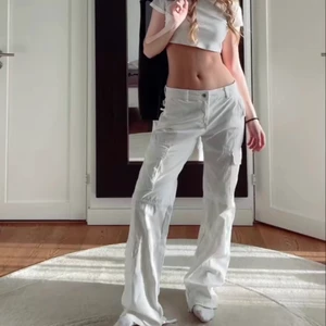 Cargopants - Skitsnygga slutsålda cargo pants från zara! Helt oanvända med prislapp kvar! Säljer endast vid bra bud❤️‍🔥