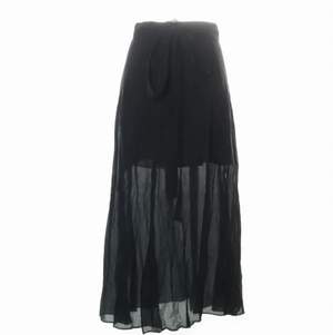 Superfin kjol med slits och fint fall från Other stories. Stl 34 men kan även passa en mindre 36. Använd vid fåtal tillfällen så i mycket gott skick. Hämtas i Råsunda eller skickas mot fraktkostnad. 