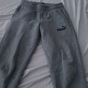 152 puma - Ett par gråa fina mjukisbyxor är för små för mig dom är i bra skick köparen står för frakt😊
