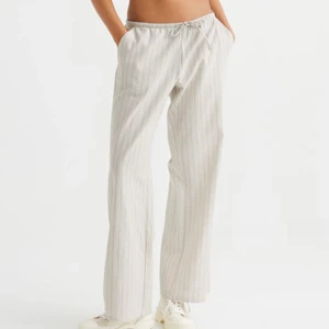 Hm linnebyxor - Säljer dessa slutsålda byxor som e jätte populära från hm i beige randiga färgen. Storlek M helt oanvända med prislappen kvar! Samma som dom poppis svarta men annan färg! Skriv för egna bilder