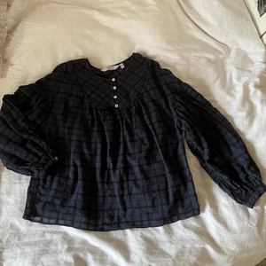 Ny mörkblå blus från & other stories, 34 - Ny mörkblå blus från & other stories i storlek 34, passar XS och S. Jättefint rutigt mönster med fyra knappar, fint fall och lite ballongarmar. Frakt 52kr🥰
