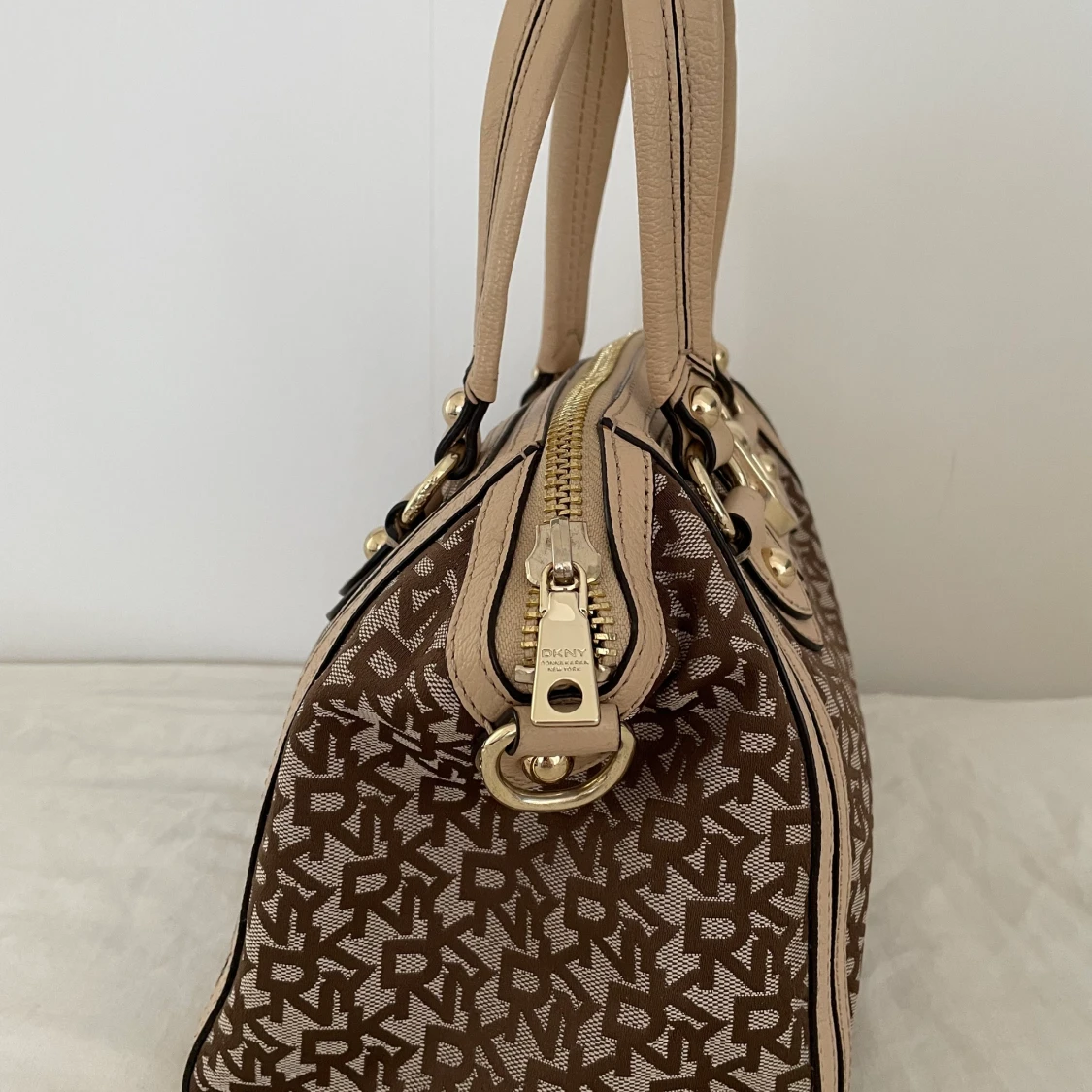 Brun DKNY väska  - 91