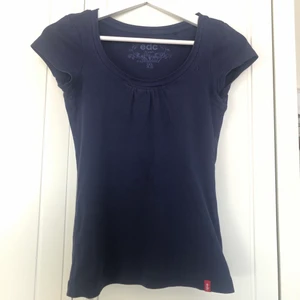 edc tshirt - mörkblå tshirt från edc by esprit💙jag brukar vara storlek xs/s och denna är xs men stretchig!!