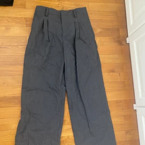 Gråa raka kostymbyxor från zara  - Säljer dessa gråa raka kostymbyxor i storlek M, sitter väldigt fint på men tyvärr för små för mig nu 