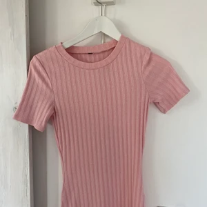 Klänning  - En tajt rosa klänning från h&m, ❤️ super fin och bekväm, nu är den för liten och redo för att ngn annan ska kunna använda den. Denna är köpt för 199kr