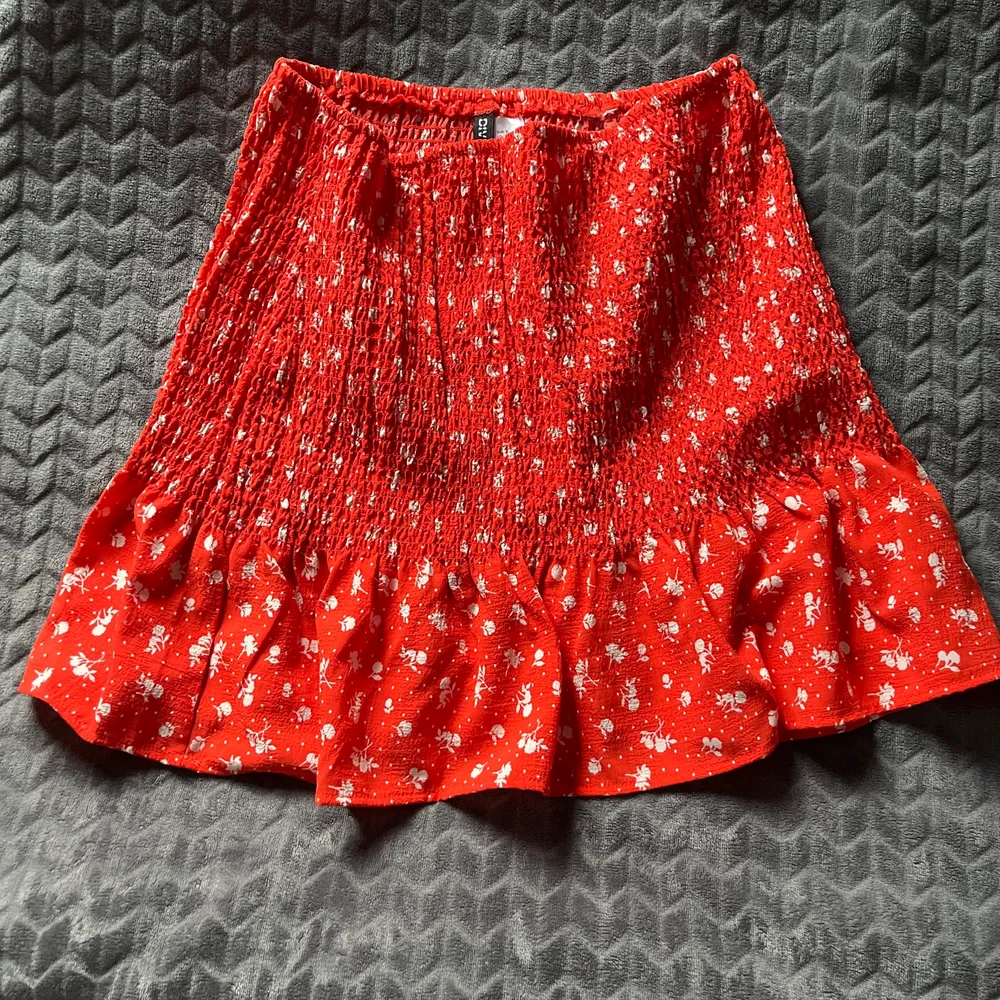 Röd kjol från H&M. Aldrig använd. Säljer för att den inte kommer till användning. Frakten står köparen för! Skriv om du är intresserad 🥰. Kjolar.