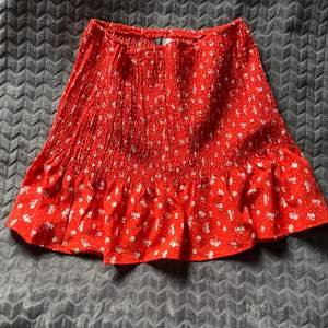 Röd kjol från H&M. Aldrig använd. Säljer för att den inte kommer till användning. Frakten står köparen för! Skriv om du är intresserad 🥰