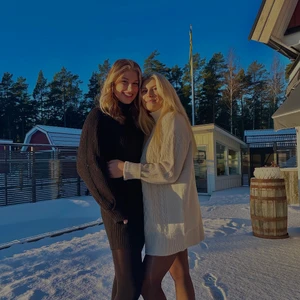 Stickad klänning  - Säljer den beiga klänningen i denna annons men på min sida finns även den svarta till salu! Storlek på den beigea: S. Använd en gång så i väldigt bra skick❤️