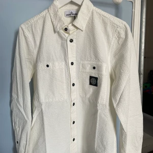Stone island overshirt - Stone island seersucker nylon overshirt, aldrig använd taggarna kvar, perfekta sommarjackan men tyvärr för liten för mig. Nypris 4000 säljer orörd för 2600😀