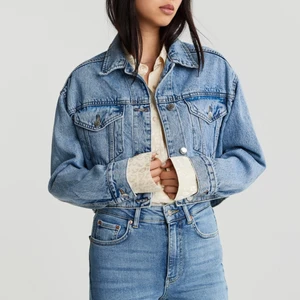 Jeansjacka  - Liknade urtvättat blå jeansjacka, helt ny endast testad jättefin. Säljer då det inte är min stil 