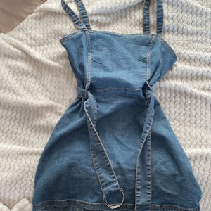 Jeanskläning  - Jätte fin klänning nu till sommaren❤️runt storlek S 