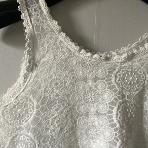 Linne i spets  - Söt tröja som är använd en del men i väldigt bra skick