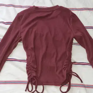 En snygg lila tröja från Zara som är lite kort. Den är helt oanvänd och är i nyskick. Jag säljer den för jag inte fått användning av den. Kontakta mig för fler bilder på tröjan. Pris kan diskuteras. 