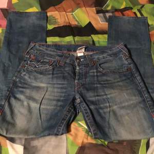 Säljer dessa True Religion jeans size 32 😻😻 skick - sådär. Liten deffekt på ena knät, och fickorna i bak är inte helt raka heller 😾😾 kanske går att stryka? 🤓 