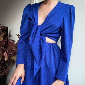 Kjol och topp - Toppen har lite puffärm och band att knyta fram. Kjolen har resår i midjan. 