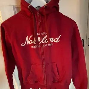 Norrlands tröja i färgen vinröd. Storlek 158-164 säljs då den är för liten.🤍