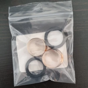 Tunnlar - Två guldfärgade tunnlar i storlek 14mm. Den ena är använd i ca 4 dagar.