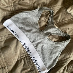 Calvin klein  - Använd endast ett par gånger, strlk xs 