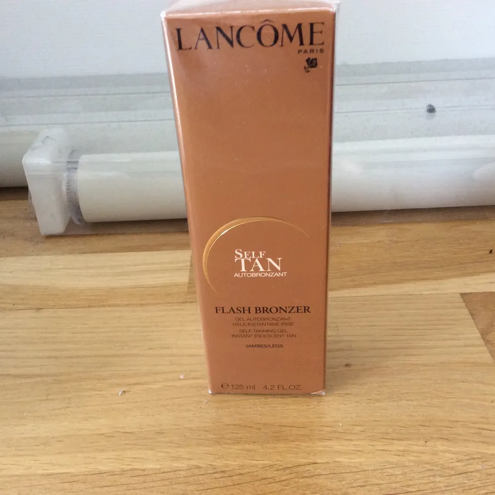 Säljer Lancome Flashbronzer för ben , 125 ml helt ny i  förpackningen. nypris: 365 sek.. Övrigt.