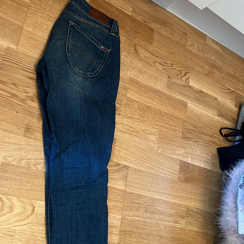 Lågmidjade Tommy himfiger jeans. Stuprör i modellen. Som nya! Storlek 25/32. Jeans & Byxor.