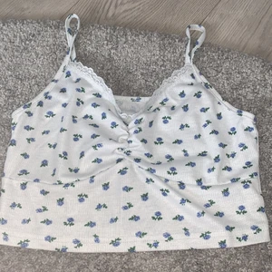 Strl:14-16 år - Jätte fin magtröja blommig.Värd priset storlek:14-16 år