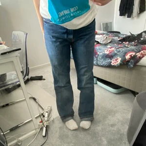Zara jeans - Snygga raka zara jeans i storlek 40, de sitter inte så jättetight, lite mer baggy. Jag är 167 och har vikt upp dem en liten bit. Brukar vanligtvis ha 38💗köparen står för frakten