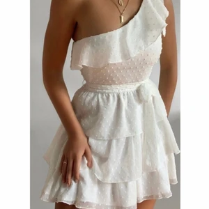 Klänning - Säljer denna vita fina klänningen då den var för stor för mig. Köpte den av en tjej på Tise men den är helt oanvänd och endast testat då den inte har passat någon av oss. Perfekt till student, skolavslutning eller som sommarklänning😍🙌🏻 Den har inga defekter eller fläckar eller något och är alltså helt ny i skicket😇