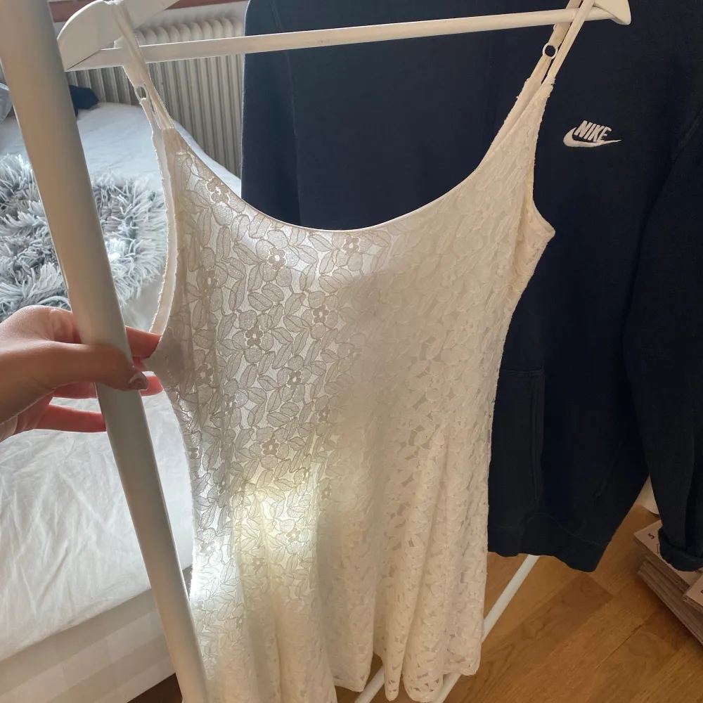 Säljer min jättefina vita spetsklänning i storlek 36 från Model Behaviour. Endast använd 1 gång. Den har en liten fläck som går att få bild ifall det önskas på men inget man tänker på. . Klänningar.
