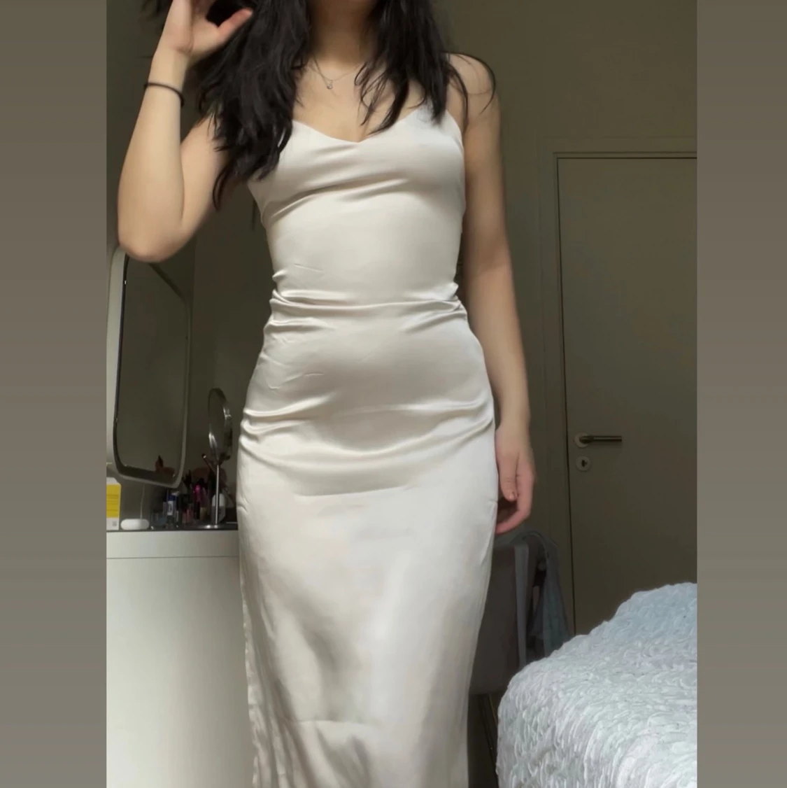 Vit satinklänning - 90