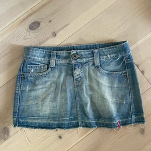 Lågmidjad jeanskjol - Jättesnygg vintage lågmidjad jeanskjol som är mer blå i verkligheten! Passar S/M. Köp direkt för 150kr!