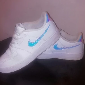 Spaceade Nike Skor, Limited Edition  - Spaceade Nike Skor Limited Edition i Metallica färgade märken som byter färg, skorna är en endast provade och säljes pga fel storlek,  köpta i New York för ca 3 månad sedan. Annars som helt nya.                                                   Köptes för 3.299:-                       . Storlek. 36/37.                                     . Bud är välkomna (dock ej skambud). Fler bilder kan skickas vid intresse 🛍️📦